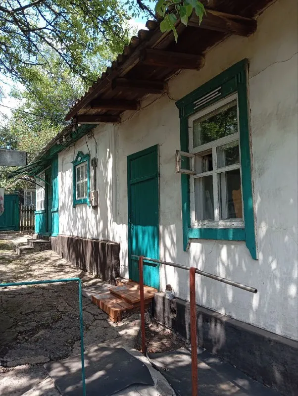 продам ⛽газифицированый дом 🌇г. макеевка, "новорабочий городок", ул. тракторная. ориентир между "галактика" и "паллет". 📍 ✅площадь дома 85м². 4 жилые комнаты, + большая веранда, коридор, кухня, санузел. ✅в доме большой, сухой погреб со стеллажами. ✅состояние обычное, чистое, жилое. дом очень теплый. 👍во дворе летняя кухня из двух комнат, + сарай. 🌎земли 6/100, с документами. - фотография - 2