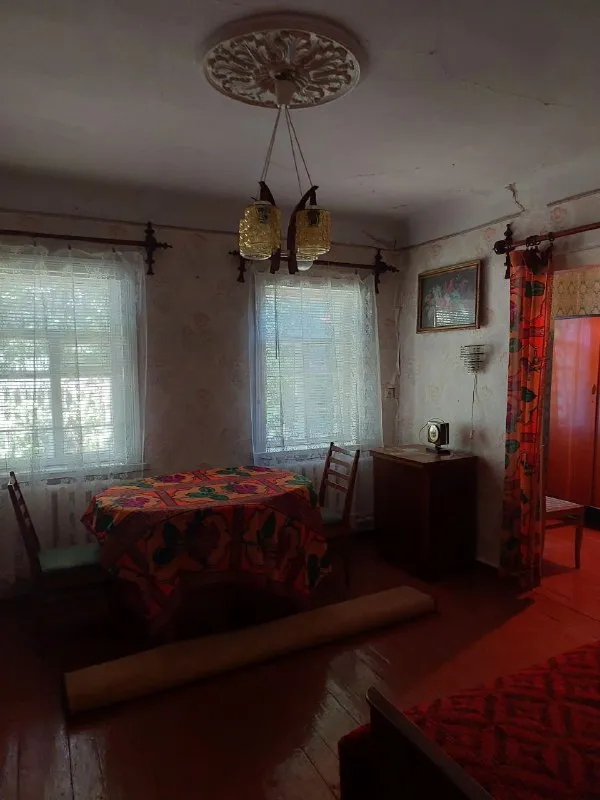 продам ⛽газифицированый дом 🌇г. макеевка, "новорабочий городок", ул. тракторная. ориентир между "галактика" и "паллет". 📍 ✅площадь дома 85м². 4 жилые комнаты, + большая веранда, коридор, кухня, санузел. ✅в доме большой, сухой погреб со стеллажами. ✅состояние обычное, чистое, жилое. дом очень теплый. 👍во дворе летняя кухня из двух комнат, + сарай. 🌎земли 6/100, с документами. - фотография - 3