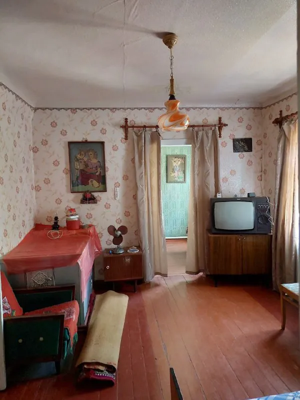 продам ⛽газифицированый дом 🌇г. макеевка, "новорабочий городок", ул. тракторная. ориентир между "галактика" и "паллет". 📍 ✅площадь дома 85м². 4 жилые комнаты, + большая веранда, коридор, кухня, санузел. ✅в доме большой, сухой погреб со стеллажами. ✅состояние обычное, чистое, жилое. дом очень теплый. 👍во дворе летняя кухня из двух комнат, + сарай. 🌎земли 6/100, с документами. - фотография - 4