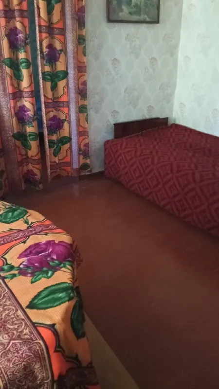 продам ⛽газифицированый дом 🌇г. макеевка, "новорабочий городок", ул. тракторная. ориентир между "галактика" и "паллет". 📍 ✅площадь дома 85м². 4 жилые комнаты, + большая веранда, коридор, кухня, санузел. ✅в доме большой, сухой погреб со стеллажами. ✅состояние обычное, чистое, жилое. дом очень теплый. 👍во дворе летняя кухня из двух комнат, + сарай. 🌎земли 6/100, с документами. - фотография - 5