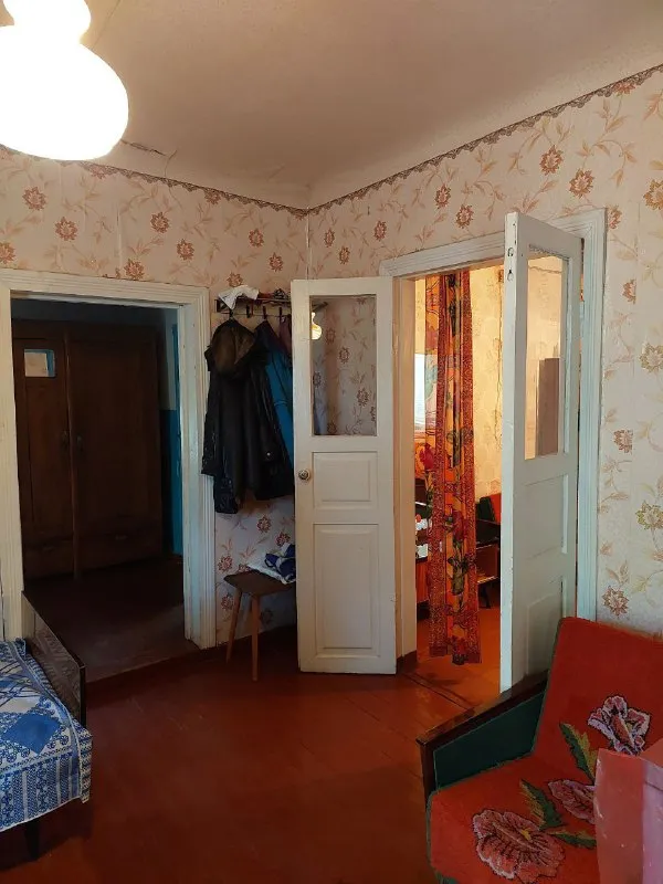 продам ⛽газифицированый дом 🌇г. макеевка, "новорабочий городок", ул. тракторная. ориентир между "галактика" и "паллет". 📍 ✅площадь дома 85м². 4 жилые комнаты, + большая веранда, коридор, кухня, санузел. ✅в доме большой, сухой погреб со стеллажами. ✅состояние обычное, чистое, жилое. дом очень теплый. 👍во дворе летняя кухня из двух комнат, + сарай. 🌎земли 6/100, с документами. - фотография - 6