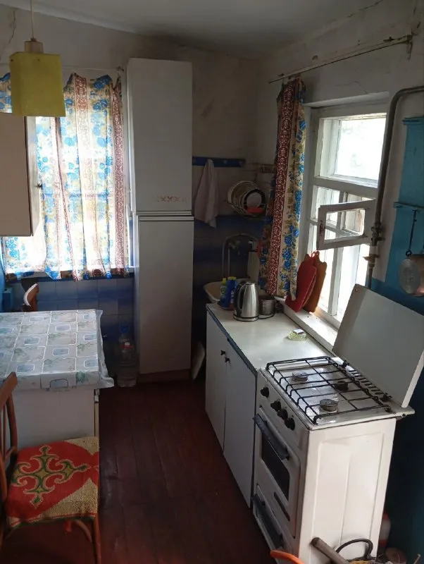 продам ⛽газифицированый дом 🌇г. макеевка, "новорабочий городок", ул. тракторная. ориентир между "галактика" и "паллет". 📍 ✅площадь дома 85м². 4 жилые комнаты, + большая веранда, коридор, кухня, санузел. ✅в доме большой, сухой погреб со стеллажами. ✅состояние обычное, чистое, жилое. дом очень теплый. 👍во дворе летняя кухня из двух комнат, + сарай. 🌎земли 6/100, с документами. - фотография - 7