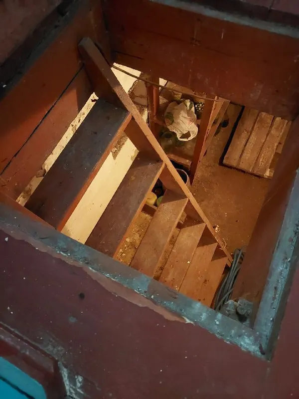 продам ⛽газифицированый дом 🌇г. макеевка, "новорабочий городок", ул. тракторная. ориентир между "галактика" и "паллет". 📍 ✅площадь дома 85м². 4 жилые комнаты, + большая веранда, коридор, кухня, санузел. ✅в доме большой, сухой погреб со стеллажами. ✅состояние обычное, чистое, жилое. дом очень теплый. 👍во дворе летняя кухня из двух комнат, + сарай. 🌎земли 6/100, с документами. - фотография - 8