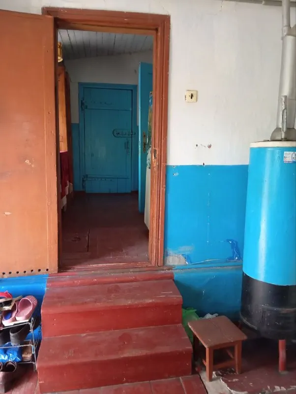 продам ⛽газифицированый дом 🌇г. макеевка, "новорабочий городок", ул. тракторная. ориентир между "галактика" и "паллет". 📍 ✅площадь дома 85м². 4 жилые комнаты, + большая веранда, коридор, кухня, санузел. ✅в доме большой, сухой погреб со стеллажами. ✅состояние обычное, чистое, жилое. дом очень теплый. 👍во дворе летняя кухня из двух комнат, + сарай. 🌎земли 6/100, с документами. - фотография - 9