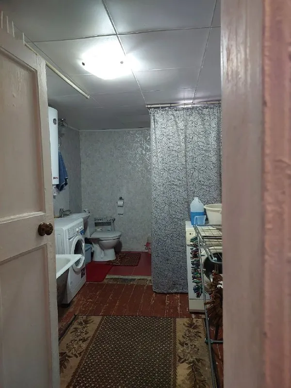 срочно продам 🏡 дом 🌇центрально-городской район, г. макеевка. 24 линия, ул. калинина. 📍 🏡дом газифицирован, 5 жилых комнат + кухня, большой санузел. высота потолков 2,85м. ✅в доме большой сухой погреб. ✅обычное жилое состояние, все родное. земли 3/100. 🅿 во дворе гараж со смотровой ямой и сарай на две комнаты. 💧по улице идёт центральная канализация. 👍отличное место. 🌎в шаговой доступности детская больница, садик, школа, рынок, магазины. 📃документы готовы к продаже. по запросу вышлю больше фото. 💰цена 3 700 000 ₽ + торг❗️ 📲☎️+79493823418 инна подписаться | дать объявление - фотография - 10