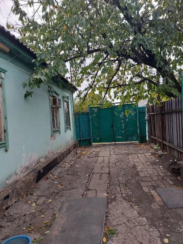 срочно продам 🏡 дом 🌇центрально-городской район, г. макеевка. 24 линия, ул. калинина. 📍 🏡дом газифицирован, 5 жилых комнат + кухня, большой санузел. высота потолков 2,85м. ✅в доме большой сухой погреб. ✅обычное жилое состояние, все родное. земли 3/100. 🅿 во дворе гараж со смотровой ямой и сарай на две комнаты. 💧по улице идёт центральная канализация. 👍отличное место. 🌎в шаговой доступности детская больница, садик, школа, рынок, магазины. 📃документы готовы к продаже. по запросу вышлю больше фото. 💰цена 3 700 000 ₽ + торг❗️ 📲☎️+79493823418 инна подписаться | дать объявление - фотография - 2