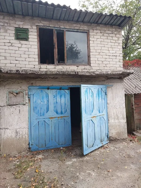 срочно продам 🏡 дом 🌇центрально-городской район, г. макеевка. 24 линия, ул. калинина. 📍 🏡дом газифицирован, 5 жилых комнат + кухня, большой санузел. высота потолков 2,85м. ✅в доме большой сухой погреб. ✅обычное жилое состояние, все родное. земли 3/100. 🅿 во дворе гараж со смотровой ямой и сарай на две комнаты. 💧по улице идёт центральная канализация. 👍отличное место. 🌎в шаговой доступности детская больница, садик, школа, рынок, магазины. 📃документы готовы к продаже. по запросу вышлю больше фото. 💰цена 3 700 000 ₽ + торг❗️ 📲☎️+79493823418 инна подписаться | дать объявление - фотография - 3