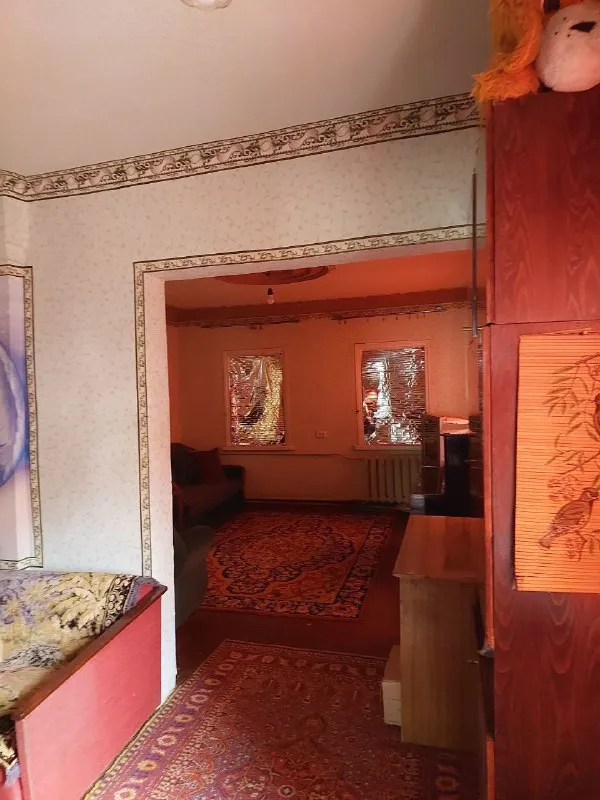 срочно продам 🏡 дом 🌇центрально-городской район, г. макеевка. 24 линия, ул. калинина. 📍 🏡дом газифицирован, 5 жилых комнат + кухня, большой санузел. высота потолков 2,85м. ✅в доме большой сухой погреб. ✅обычное жилое состояние, все родное. земли 3/100. 🅿 во дворе гараж со смотровой ямой и сарай на две комнаты. 💧по улице идёт центральная канализация. 👍отличное место. 🌎в шаговой доступности детская больница, садик, школа, рынок, магазины. 📃документы готовы к продаже. по запросу вышлю больше фото. 💰цена 3 700 000 ₽ + торг❗️ 📲☎️+79493823418 инна подписаться | дать объявление - фотография - 4