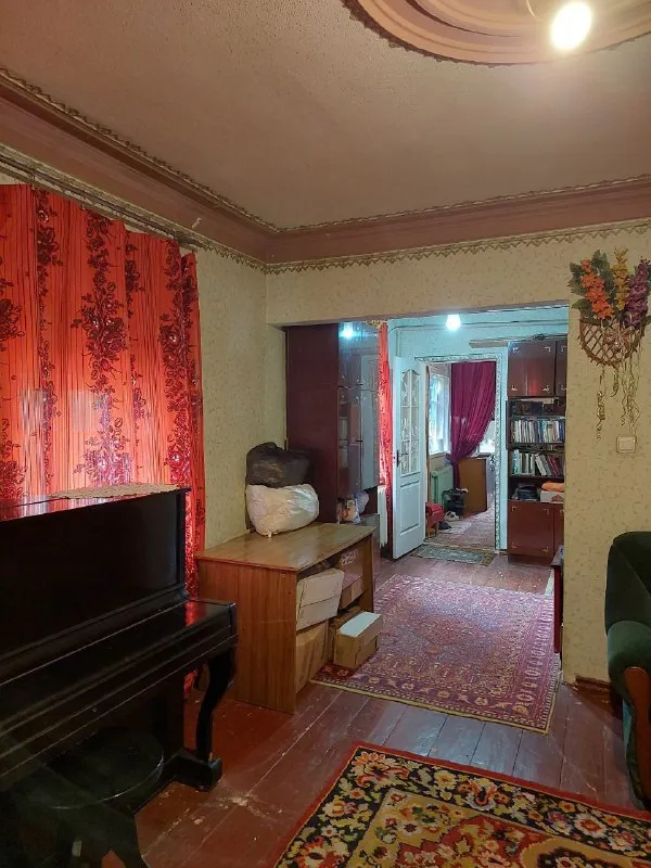 срочно продам 🏡 дом 🌇центрально-городской район, г. макеевка. 24 линия, ул. калинина. 📍 🏡дом газифицирован, 5 жилых комнат + кухня, большой санузел. высота потолков 2,85м. ✅в доме большой сухой погреб. ✅обычное жилое состояние, все родное. земли 3/100. 🅿 во дворе гараж со смотровой ямой и сарай на две комнаты. 💧по улице идёт центральная канализация. 👍отличное место. 🌎в шаговой доступности детская больница, садик, школа, рынок, магазины. 📃документы готовы к продаже. по запросу вышлю больше фото. 💰цена 3 700 000 ₽ + торг❗️ 📲☎️+79493823418 инна подписаться | дать объявление - фотография - 5