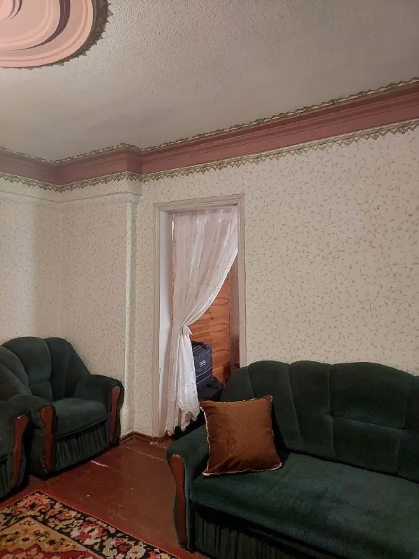 срочно продам 🏡 дом 🌇центрально-городской район, г. макеевка. 24 линия, ул. калинина. 📍 🏡дом газифицирован, 5 жилых комнат + кухня, большой санузел. высота потолков 2,85м. ✅в доме большой сухой погреб. ✅обычное жилое состояние, все родное. земли 3/100. 🅿 во дворе гараж со смотровой ямой и сарай на две комнаты. 💧по улице идёт центральная канализация. 👍отличное место. 🌎в шаговой доступности детская больница, садик, школа, рынок, магазины. 📃документы готовы к продаже. по запросу вышлю больше фото. 💰цена 3 700 000 ₽ + торг❗️ 📲☎️+79493823418 инна подписаться | дать объявление - фотография - 6