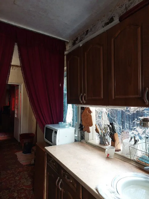 срочно продам 🏡 дом 🌇центрально-городской район, г. макеевка. 24 линия, ул. калинина. 📍 🏡дом газифицирован, 5 жилых комнат + кухня, большой санузел. высота потолков 2,85м. ✅в доме большой сухой погреб. ✅обычное жилое состояние, все родное. земли 3/100. 🅿 во дворе гараж со смотровой ямой и сарай на две комнаты. 💧по улице идёт центральная канализация. 👍отличное место. 🌎в шаговой доступности детская больница, садик, школа, рынок, магазины. 📃документы готовы к продаже. по запросу вышлю больше фото. 💰цена 3 700 000 ₽ + торг❗️ 📲☎️+79493823418 инна подписаться | дать объявление - фотография - 7