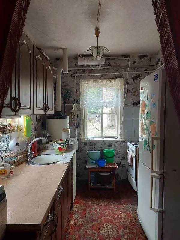 срочно продам 🏡 дом 🌇центрально-городской район, г. макеевка. 24 линия, ул. калинина. 📍 🏡дом газифицирован, 5 жилых комнат + кухня, большой санузел. высота потолков 2,85м. ✅в доме большой сухой погреб. ✅обычное жилое состояние, все родное. земли 3/100. 🅿 во дворе гараж со смотровой ямой и сарай на две комнаты. 💧по улице идёт центральная канализация. 👍отличное место. 🌎в шаговой доступности детская больница, садик, школа, рынок, магазины. 📃документы готовы к продаже. по запросу вышлю больше фото. 💰цена 3 700 000 ₽ + торг❗️ 📲☎️+79493823418 инна подписаться | дать объявление - фотография - 8