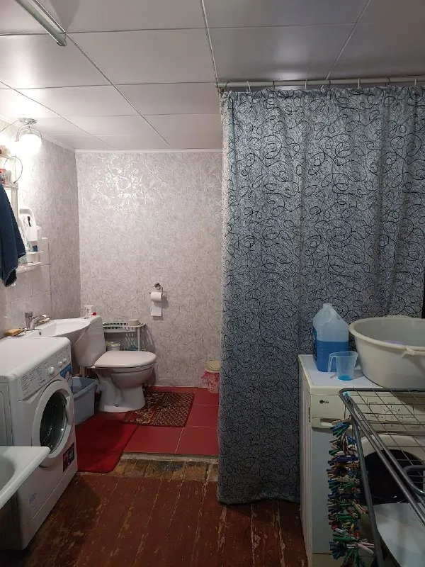 срочно продам 🏡 дом 🌇центрально-городской район, г. макеевка. 24 линия, ул. калинина. 📍 🏡дом газифицирован, 5 жилых комнат + кухня, большой санузел. высота потолков 2,85м. ✅в доме большой сухой погреб. ✅обычное жилое состояние, все родное. земли 3/100. 🅿 во дворе гараж со смотровой ямой и сарай на две комнаты. 💧по улице идёт центральная канализация. 👍отличное место. 🌎в шаговой доступности детская больница, садик, школа, рынок, магазины. 📃документы готовы к продаже. по запросу вышлю больше фото. 💰цена 3 700 000 ₽ + торг❗️ 📲☎️+79493823418 инна подписаться | дать объявление - фотография - 9