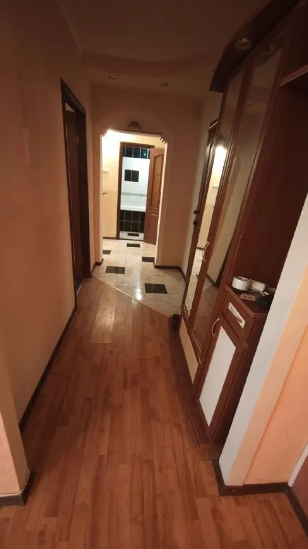‼️продажа квартиры‼️ 🏡продаётся 2-двухкомнатная квартира🗺г. енакиево днр пос. ватутина, ул. саратовская 7 ✅этажность–1/9 высокий цоколь ✅общая площадь–51.3 м2 ✅жилая–30.5 м2 ✅кухня–9 м2 ✅квартира не угловая, с тамбуром на две квартиры санузел раздельный ✅застекленная большая лоджия (выход из зала и спальни) ✅пластиковые окна, на всех окнах фигурные решетки ✅встроенная кухня индивидуальное отопление, горячая вода, газовый двухконтурный котел ✅рядом школа, детский садик, детская и взрослая амбулатория, супермаркеты, рынок, аптека, банк и почта ✅отличная транспортная развязка 🧾документы готовы 🔥собственник 💴цена: 3🍋500.000 руб ☎️+7(949) 365-48-14 лилия недвижимость днр - фотография - 1