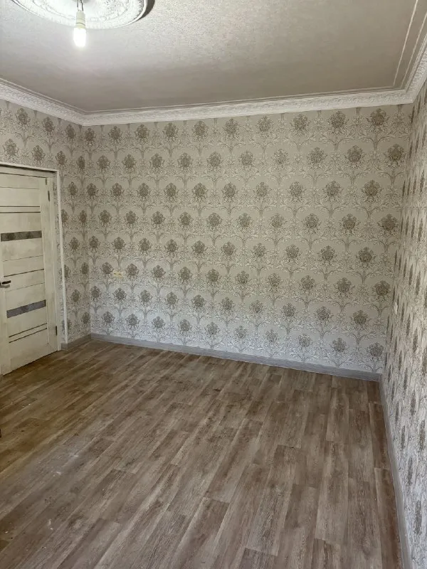 ‼️продажа квартиры‼️ 🏡продаётся 2-х комнатная квартира центрально-городской район🗺г. макеевка днр (бажанова) ✅этажность–1/2 жилого дома ✅общая площадь–50 м2 ✅в квартире сделан капитальный ремонт ✅абсолютно все новое, никто не жил после ремонта есть подвал и место под гараж ✅магазины, рынки, детские садики, школа, больница, остановка все в шаговой доступности 🔥собственник 💴цена: 4🍋000.000 рублей ☎️+7(949) 329-47-40 елена 📨подписаться - фотография - 5