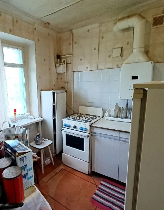 ‼️🔥продам 2- х комнатную квартиру в пролетарском районе г. донецка, ул. буденновских партизан, рядом с рынком объединённый. ✅общая площадь 46,6 кв. м, кухня 7,5 кв. м. ✅расположена на 3- м этаже 4- х этажного дома. ✅квартира в обычном жилом состоянии, очень теплая. ☝️документы зарегистрированы в росреестре. ☝️местоположение идеальное: автостанция, рынок, магазины, аптека, школа, детсад- все рядом. ✅долгов и прописанных нет. 🔥стоимость квартиры: 2 500 000 рублей. ✔️для просмотра звоните: +7949345-42-98; +7949375-86-10 - фотография - 2