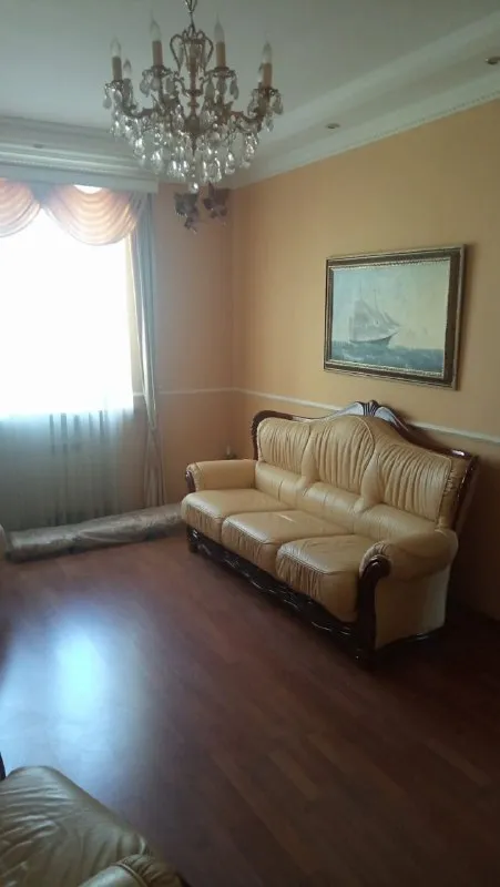 впервые сдается элитная четырех комнатная квартира 🌇в историческом центре донецка на бульваре пушкина, ресторан боржоми ворошиловский район📍 ✅богатая инфраструктура - более 10 ти ресторанов, многочисленные кафе и кофейни, бутики, бизнес центр пушкинский, драм театр, площадь ленина в 5ти мин ходьбы ✅детские площадки ✅зоны отдыха и многое другое ✅отличная транспортная развязка 🏡дом добротная сталинка с толстыми стенами и высокими потолками - фотография - 2