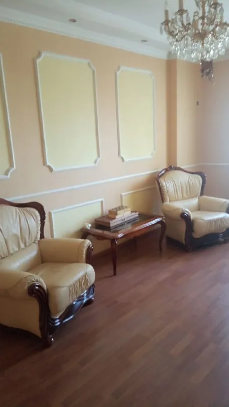 впервые сдается элитная четырех комнатная квартира 🌇в историческом центре донецка на бульваре пушкина, ресторан боржоми ворошиловский район📍 ✅богатая инфраструктура - более 10 ти ресторанов, многочисленные кафе и кофейни, бутики, бизнес центр пушкинский, драм театр, площадь ленина в 5ти мин ходьбы ✅детские площадки ✅зоны отдыха и многое другое ✅отличная транспортная развязка 🏡дом добротная сталинка с толстыми стенами и высокими потолками - фотография - 3