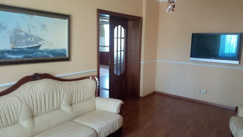 впервые сдается элитная четырех комнатная квартира 🌇в историческом центре донецка на бульваре пушкина, ресторан боржоми ворошиловский район📍 ✅богатая инфраструктура - более 10 ти ресторанов, многочисленные кафе и кофейни, бутики, бизнес центр пушкинский, драм театр, площадь ленина в 5ти мин ходьбы ✅детские площадки ✅зоны отдыха и многое другое ✅отличная транспортная развязка 🏡дом добротная сталинка с толстыми стенами и высокими потолками - фотография - 4