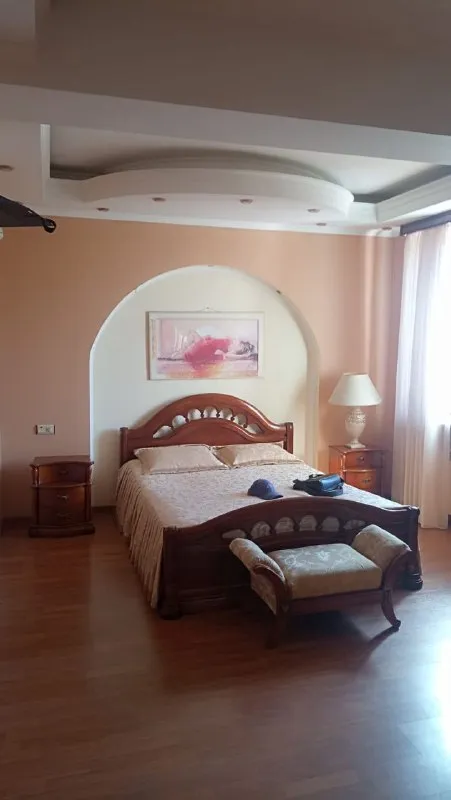 впервые сдается элитная четырех комнатная квартира 🌇в историческом центре донецка на бульваре пушкина, ресторан боржоми ворошиловский район📍 ✅богатая инфраструктура - более 10 ти ресторанов, многочисленные кафе и кофейни, бутики, бизнес центр пушкинский, драм театр, площадь ленина в 5ти мин ходьбы ✅детские площадки ✅зоны отдыха и многое другое ✅отличная транспортная развязка 🏡дом добротная сталинка с толстыми стенами и высокими потолками - фотография - 5