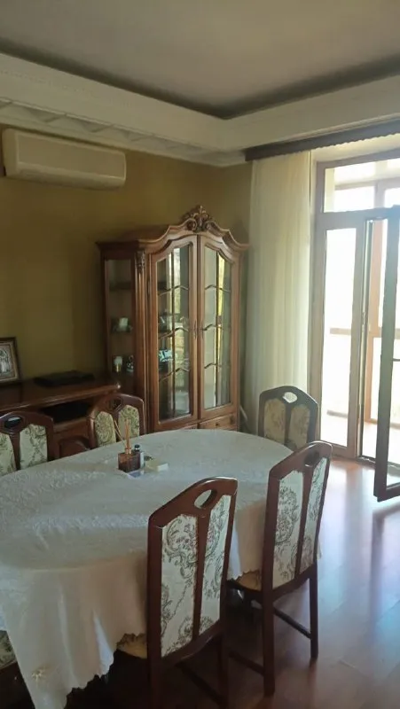 впервые сдается элитная четырех комнатная квартира 🌇в историческом центре донецка на бульваре пушкина, ресторан боржоми ворошиловский район📍 ✅богатая инфраструктура - более 10 ти ресторанов, многочисленные кафе и кофейни, бутики, бизнес центр пушкинский, драм театр, площадь ленина в 5ти мин ходьбы ✅детские площадки ✅зоны отдыха и многое другое ✅отличная транспортная развязка 🏡дом добротная сталинка с толстыми стенами и высокими потолками - фотография - 6