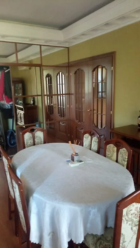 впервые сдается элитная четырех комнатная квартира 🌇в историческом центре донецка на бульваре пушкина, ресторан боржоми ворошиловский район📍 ✅богатая инфраструктура - более 10 ти ресторанов, многочисленные кафе и кофейни, бутики, бизнес центр пушкинский, драм театр, площадь ленина в 5ти мин ходьбы ✅детские площадки ✅зоны отдыха и многое другое ✅отличная транспортная развязка 🏡дом добротная сталинка с толстыми стенами и высокими потолками - фотография - 7