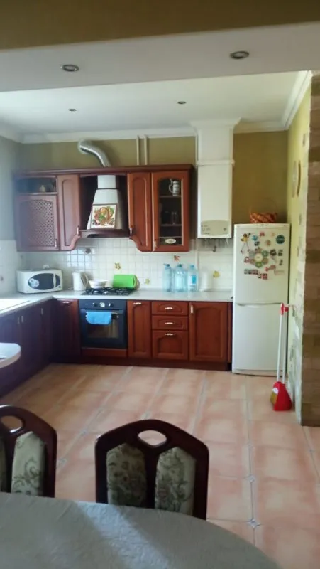 впервые сдается элитная четырех комнатная квартира 🌇в историческом центре донецка на бульваре пушкина, ресторан боржоми ворошиловский район📍 ✅богатая инфраструктура - более 10 ти ресторанов, многочисленные кафе и кофейни, бутики, бизнес центр пушкинский, драм театр, площадь ленина в 5ти мин ходьбы ✅детские площадки ✅зоны отдыха и многое другое ✅отличная транспортная развязка 🏡дом добротная сталинка с толстыми стенами и высокими потолками - фотография - 8