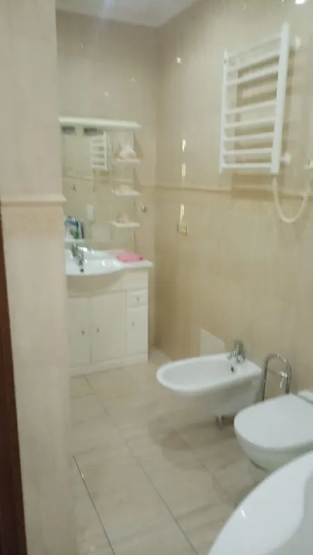 впервые сдается элитная четырех комнатная квартира 🌇в историческом центре донецка на бульваре пушкина, ресторан боржоми ворошиловский район📍 ✅богатая инфраструктура - более 10 ти ресторанов, многочисленные кафе и кофейни, бутики, бизнес центр пушкинский, драм театр, площадь ленина в 5ти мин ходьбы ✅детские площадки ✅зоны отдыха и многое другое ✅отличная транспортная развязка 🏡дом добротная сталинка с толстыми стенами и высокими потолками - фотография - 9