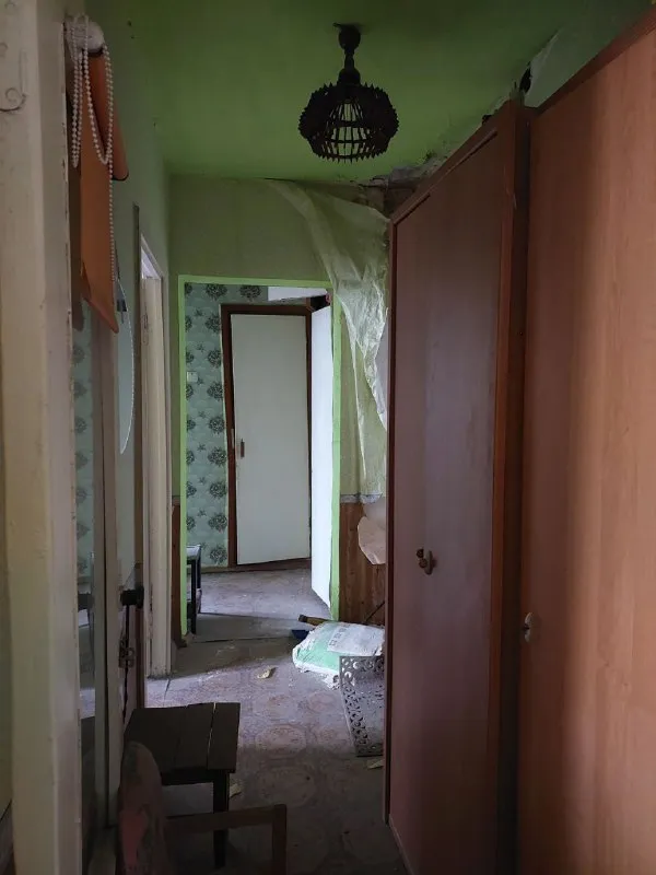 🅰️🅰️🅰️🅰️🅰️🅰️ продам 2 комнатную квартиру 📍г. макеевка, мкрн. "калининский", д.16 9/9, не угловая (есть тех. этаж) 📍квартира под капитальный ремонт 📍место просто супер. перед подъездом: детская площадка, детский садик, школа, магазин "авоська", остановка. из всех окон шикарный, панорамный вид. ✅документы полностью готовы к продаже. прописаных нет. долгов нет. быстрая сделка. внимание!!! 2000000 + возможен еще торг более детально по телефону, вышлю больше фото +79493823418 инна - фотография - 2