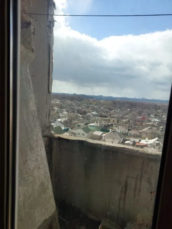 🅰️🅰️🅰️🅰️🅰️🅰️ продам 2 комнатную квартиру 📍г. макеевка, мкрн. "калининский", д.16 9/9, не угловая (есть тех. этаж) 📍квартира под капитальный ремонт 📍место просто супер. перед подъездом: детская площадка, детский садик, школа, магазин "авоська", остановка. из всех окон шикарный, панорамный вид. ✅документы полностью готовы к продаже. прописаных нет. долгов нет. быстрая сделка. внимание!!! 2000000 + возможен еще торг более детально по телефону, вышлю больше фото +79493823418 инна - фотография - 6