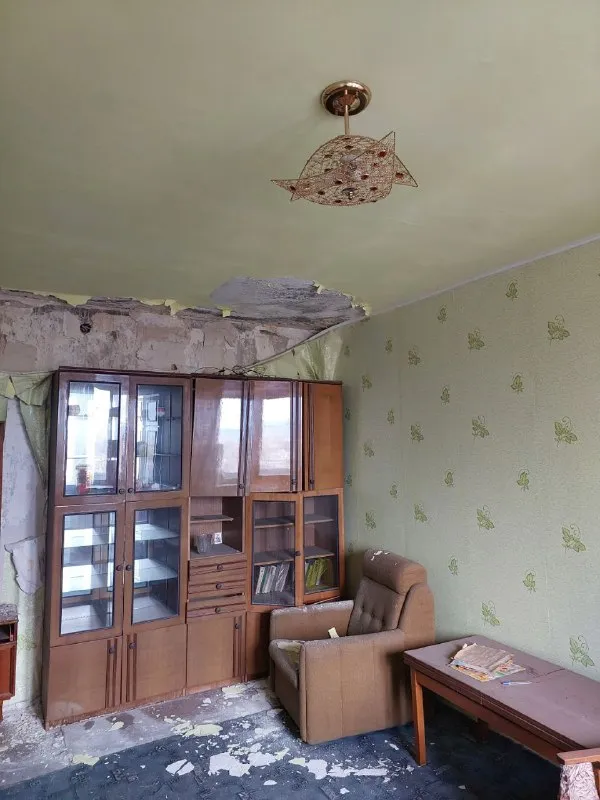 🅰️🅰️🅰️🅰️🅰️🅰️ продам 2 комнатную квартиру 📍г. макеевка, мкрн. "калининский", д.16 9/9, не угловая (есть тех. этаж) 📍квартира под капитальный ремонт 📍место просто супер. перед подъездом: детская площадка, детский садик, школа, магазин "авоська", остановка. из всех окон шикарный, панорамный вид. ✅документы полностью готовы к продаже. прописаных нет. долгов нет. быстрая сделка. внимание!!! 2000000 + возможен еще торг более детально по телефону, вышлю больше фото +79493823418 инна - фотография - 7