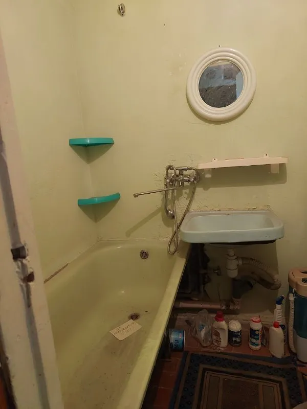 🅰️🅰️🅰️🅰️🅰️🅰️ продам 2 комнатную квартиру 📍г. макеевка, мкрн. "калининский", д.16 9/9, не угловая (есть тех. этаж) 📍квартира под капитальный ремонт 📍место просто супер. перед подъездом: детская площадка, детский садик, школа, магазин "авоська", остановка. из всех окон шикарный, панорамный вид. ✅документы полностью готовы к продаже. прописаных нет. долгов нет. быстрая сделка. внимание!!! 2000000 + возможен еще торг более детально по телефону, вышлю больше фото +79493823418 инна - фотография - 9