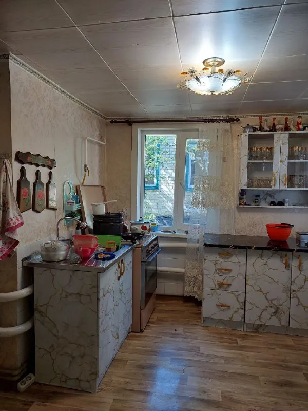 срочно продам 2 дома на участке 🌇макеевка, центрально-городской район, 28 линия, ул. горького 📍 🔹участок земли 7/100. 🔹отличная улица, полностью вся асфальтированная 🔹на участке находятся 2 газифицированых дома 🔹один 90м², второй 65м². пластиковые окна. 🔹дом 90м²: 5 жилых комнат, + санузел, кухня. 🔹дом 65м²: 3 жилые комнаты, +кухня. 🔹в шаговой доступности школа, садик, больница, рынок, остановка. ❗️долгов и прописаных нет 💰 цена 6 700 000р + торг уместен все детали по телефону, вышлю много фото: 📲☎️+79493823418 инна подписаться | дать объявление - фотография - 10