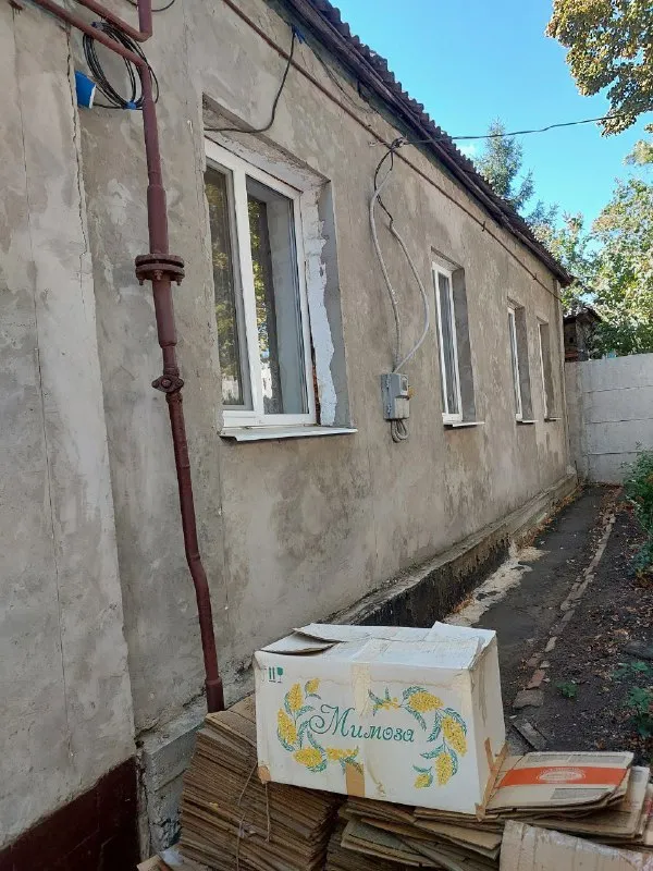 срочно продам 2 дома на участке 🌇макеевка, центрально-городской район, 28 линия, ул. горького 📍 🔹участок земли 7/100. 🔹отличная улица, полностью вся асфальтированная 🔹на участке находятся 2 газифицированых дома 🔹один 90м², второй 65м². пластиковые окна. 🔹дом 90м²: 5 жилых комнат, + санузел, кухня. 🔹дом 65м²: 3 жилые комнаты, +кухня. 🔹в шаговой доступности школа, садик, больница, рынок, остановка. ❗️долгов и прописаных нет 💰 цена 6 700 000р + торг уместен все детали по телефону, вышлю много фото: 📲☎️+79493823418 инна подписаться | дать объявление - фотография - 2