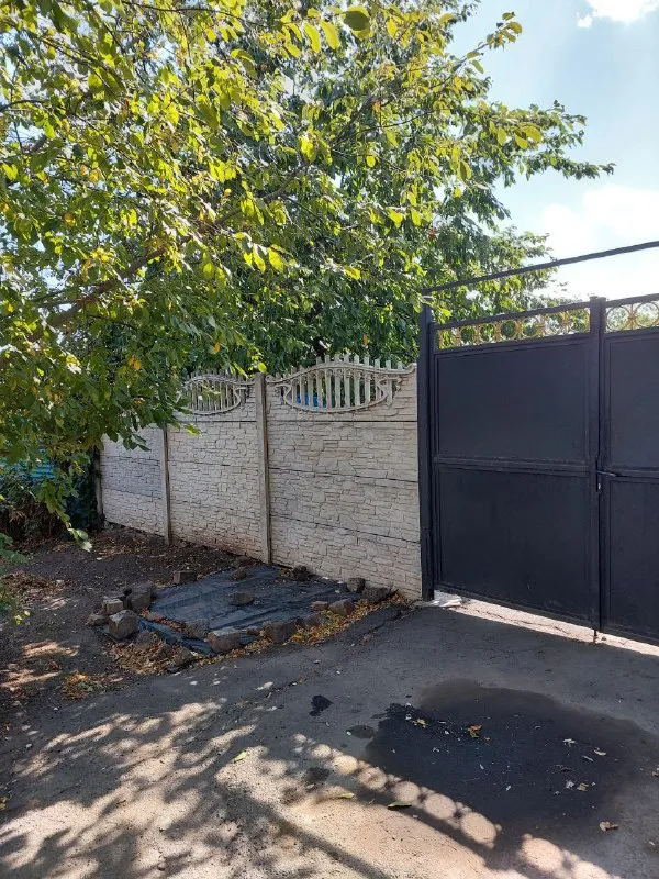 срочно продам 2 дома на участке 🌇макеевка, центрально-городской район, 28 линия, ул. горького 📍 🔹участок земли 7/100. 🔹отличная улица, полностью вся асфальтированная 🔹на участке находятся 2 газифицированых дома 🔹один 90м², второй 65м². пластиковые окна. 🔹дом 90м²: 5 жилых комнат, + санузел, кухня. 🔹дом 65м²: 3 жилые комнаты, +кухня. 🔹в шаговой доступности школа, садик, больница, рынок, остановка. ❗️долгов и прописаных нет 💰 цена 6 700 000р + торг уместен все детали по телефону, вышлю много фото: 📲☎️+79493823418 инна подписаться | дать объявление - фотография - 3