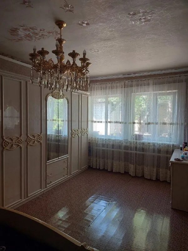 срочно продам 2 дома на участке 🌇макеевка, центрально-городской район, 28 линия, ул. горького 📍 🔹участок земли 7/100. 🔹отличная улица, полностью вся асфальтированная 🔹на участке находятся 2 газифицированых дома 🔹один 90м², второй 65м². пластиковые окна. 🔹дом 90м²: 5 жилых комнат, + санузел, кухня. 🔹дом 65м²: 3 жилые комнаты, +кухня. 🔹в шаговой доступности школа, садик, больница, рынок, остановка. ❗️долгов и прописаных нет 💰 цена 6 700 000р + торг уместен все детали по телефону, вышлю много фото: 📲☎️+79493823418 инна подписаться | дать объявление - фотография - 5