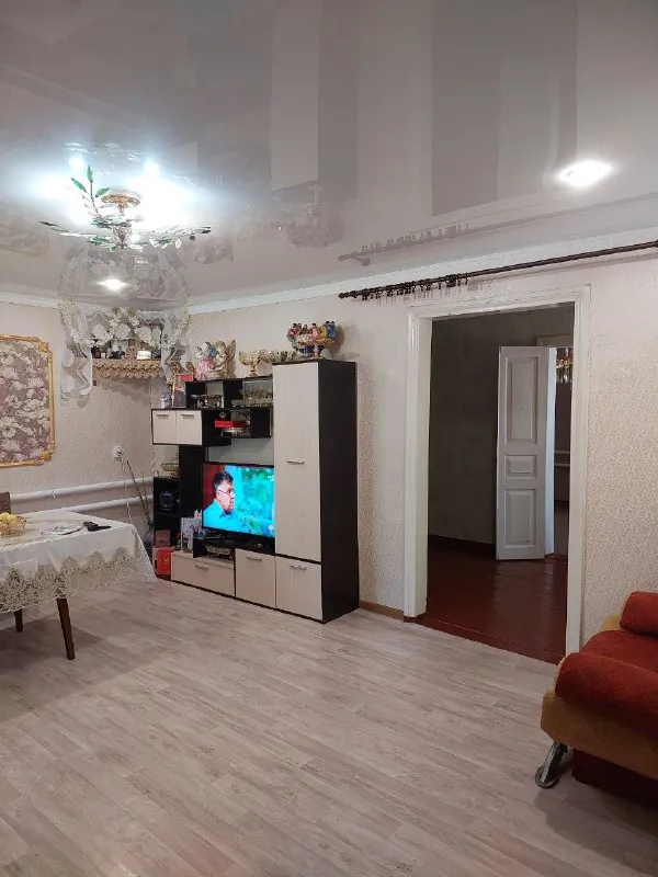 срочно продам 2 дома на участке 🌇макеевка, центрально-городской район, 28 линия, ул. горького 📍 🔹участок земли 7/100. 🔹отличная улица, полностью вся асфальтированная 🔹на участке находятся 2 газифицированых дома 🔹один 90м², второй 65м². пластиковые окна. 🔹дом 90м²: 5 жилых комнат, + санузел, кухня. 🔹дом 65м²: 3 жилые комнаты, +кухня. 🔹в шаговой доступности школа, садик, больница, рынок, остановка. ❗️долгов и прописаных нет 💰 цена 6 700 000р + торг уместен все детали по телефону, вышлю много фото: 📲☎️+79493823418 инна подписаться | дать объявление - фотография - 6