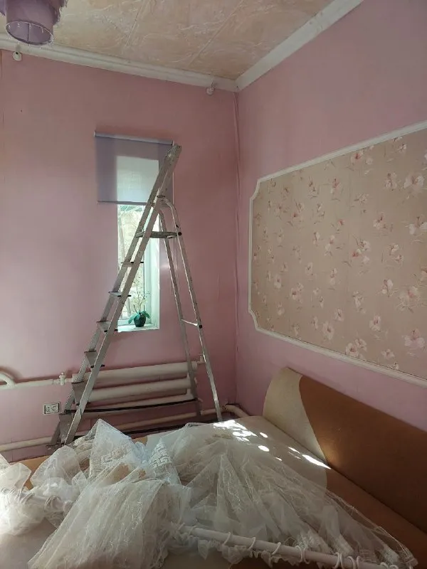 срочно продам 2 дома на участке 🌇макеевка, центрально-городской район, 28 линия, ул. горького 📍 🔹участок земли 7/100. 🔹отличная улица, полностью вся асфальтированная 🔹на участке находятся 2 газифицированых дома 🔹один 90м², второй 65м². пластиковые окна. 🔹дом 90м²: 5 жилых комнат, + санузел, кухня. 🔹дом 65м²: 3 жилые комнаты, +кухня. 🔹в шаговой доступности школа, садик, больница, рынок, остановка. ❗️долгов и прописаных нет 💰 цена 6 700 000р + торг уместен все детали по телефону, вышлю много фото: 📲☎️+79493823418 инна подписаться | дать объявление - фотография - 8