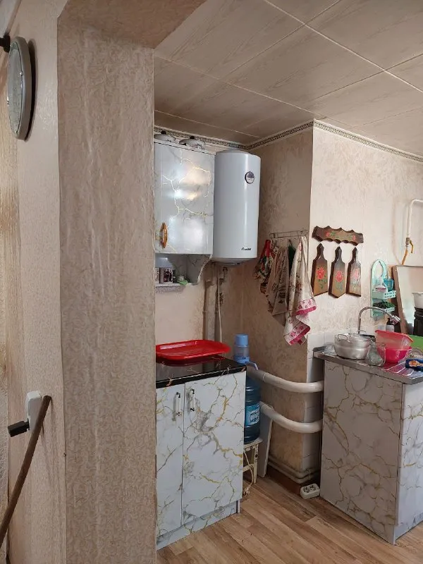 срочно продам 2 дома на участке 🌇макеевка, центрально-городской район, 28 линия, ул. горького 📍 🔹участок земли 7/100. 🔹отличная улица, полностью вся асфальтированная 🔹на участке находятся 2 газифицированых дома 🔹один 90м², второй 65м². пластиковые окна. 🔹дом 90м²: 5 жилых комнат, + санузел, кухня. 🔹дом 65м²: 3 жилые комнаты, +кухня. 🔹в шаговой доступности школа, садик, больница, рынок, остановка. ❗️долгов и прописаных нет 💰 цена 6 700 000р + торг уместен все детали по телефону, вышлю много фото: 📲☎️+79493823418 инна подписаться | дать объявление - фотография - 9