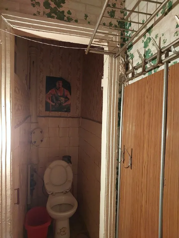 продам двухкомнатную квартиру 🌇г. макеевка,   горняцкий район, ост. школа. ул. сусанина (напротив "шинок")📍 🔹1/2, не угловая, (как вариант, очень удобно под бизнес, проходное место) 🔹пластиковые окна (профиль коричневый, под дерево). на окнах решётки. комнаты раздельные, санузел раздельный 🔹перед подъездом сарай на одну комнату с погребом 🔹в шаговой доступности,   садик, школа, больница, магазины, остановка. 📑документы полностью готовы к продаже. вышлю больше фото. 💰цена 1 900 000 ₽ + торг 📲☎️ +79493823418 инна подписаться | дать объявление - фотография - 10