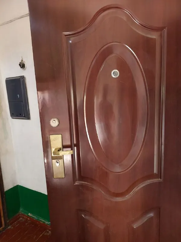 продам двухкомнатную квартиру 🌇г. макеевка,   горняцкий район, ост. школа. ул. сусанина (напротив "шинок")📍 🔹1/2, не угловая, (как вариант, очень удобно под бизнес, проходное место) 🔹пластиковые окна (профиль коричневый, под дерево). на окнах решётки. комнаты раздельные, санузел раздельный 🔹перед подъездом сарай на одну комнату с погребом 🔹в шаговой доступности,   садик, школа, больница, магазины, остановка. 📑документы полностью готовы к продаже. вышлю больше фото. 💰цена 1 900 000 ₽ + торг 📲☎️ +79493823418 инна подписаться | дать объявление - фотография - 2