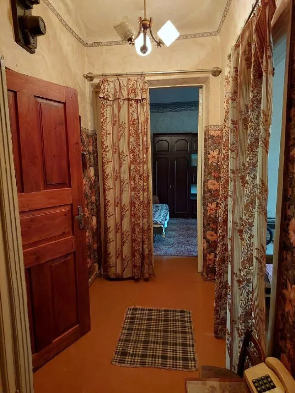 продам двухкомнатную квартиру 🌇г. макеевка,   горняцкий район, ост. школа. ул. сусанина (напротив "шинок")📍 🔹1/2, не угловая, (как вариант, очень удобно под бизнес, проходное место) 🔹пластиковые окна (профиль коричневый, под дерево). на окнах решётки. комнаты раздельные, санузел раздельный 🔹перед подъездом сарай на одну комнату с погребом 🔹в шаговой доступности,   садик, школа, больница, магазины, остановка. 📑документы полностью готовы к продаже. вышлю больше фото. 💰цена 1 900 000 ₽ + торг 📲☎️ +79493823418 инна подписаться | дать объявление - фотография - 4