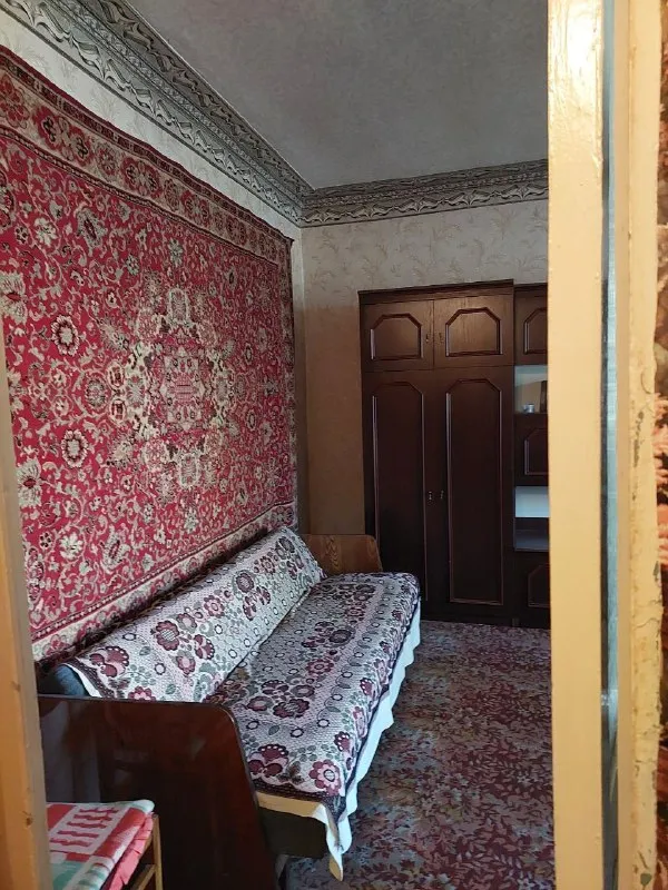 продам двухкомнатную квартиру 🌇г. макеевка,   горняцкий район, ост. школа. ул. сусанина (напротив "шинок")📍 🔹1/2, не угловая, (как вариант, очень удобно под бизнес, проходное место) 🔹пластиковые окна (профиль коричневый, под дерево). на окнах решётки. комнаты раздельные, санузел раздельный 🔹перед подъездом сарай на одну комнату с погребом 🔹в шаговой доступности,   садик, школа, больница, магазины, остановка. 📑документы полностью готовы к продаже. вышлю больше фото. 💰цена 1 900 000 ₽ + торг 📲☎️ +79493823418 инна подписаться | дать объявление - фотография - 7