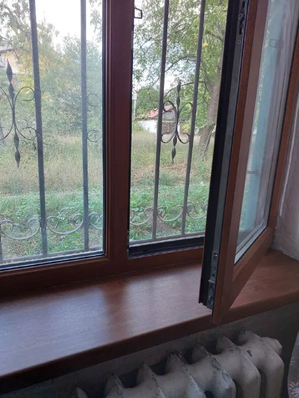 продам двухкомнатную квартиру 🌇г. макеевка,   горняцкий район, ост. школа. ул. сусанина (напротив "шинок")📍 🔹1/2, не угловая, (как вариант, очень удобно под бизнес, проходное место) 🔹пластиковые окна (профиль коричневый, под дерево). на окнах решётки. комнаты раздельные, санузел раздельный 🔹перед подъездом сарай на одну комнату с погребом 🔹в шаговой доступности,   садик, школа, больница, магазины, остановка. 📑документы полностью готовы к продаже. вышлю больше фото. 💰цена 1 900 000 ₽ + торг 📲☎️ +79493823418 инна подписаться | дать объявление - фотография - 8