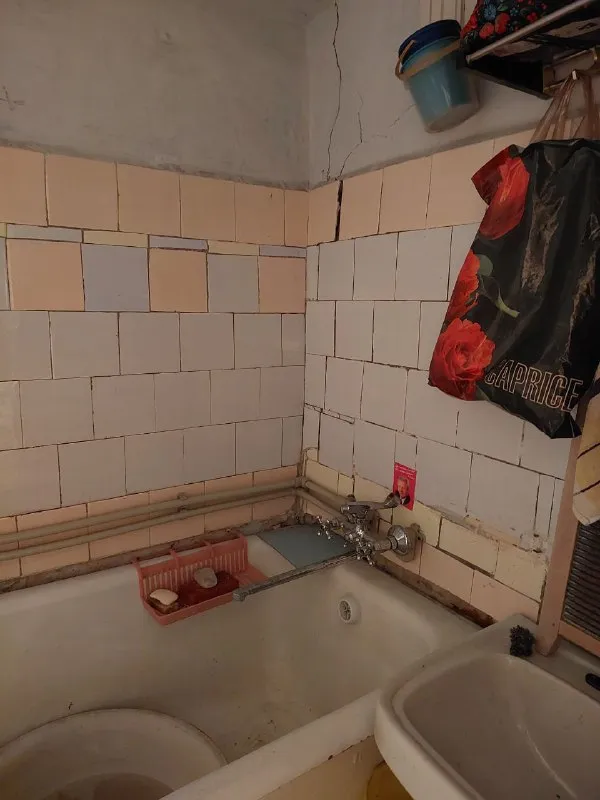 продам двухкомнатную квартиру 🌇г. макеевка,   горняцкий район, ост. школа. ул. сусанина (напротив "шинок")📍 🔹1/2, не угловая, (как вариант, очень удобно под бизнес, проходное место) 🔹пластиковые окна (профиль коричневый, под дерево). на окнах решётки. комнаты раздельные, санузел раздельный 🔹перед подъездом сарай на одну комнату с погребом 🔹в шаговой доступности,   садик, школа, больница, магазины, остановка. 📑документы полностью готовы к продаже. вышлю больше фото. 💰цена 1 900 000 ₽ + торг 📲☎️ +79493823418 инна подписаться | дать объявление - фотография - 9