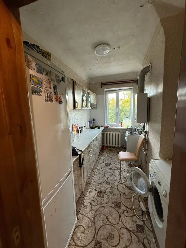 продам 3х-комнатную квартиру, второй этаж двухэтажного дома, в г. донецке, куйбышевский район, (азотный). вода по графику хорошим напором. вся мебель и техника остаётся в доме. рядом рынок, магазины и супермаркет «молоко», школа, спортивная площадка, остановка общественного транспорта. прописанных и долгов нет. документы на квартиру готовы. быстрая сделка. цена 4.100 млн. руб, быстрому покупателю небольшой торг. (продажа от собственника) +7 (949) 371-30-57 +7 (949) 533-45-17 - фотография - 2