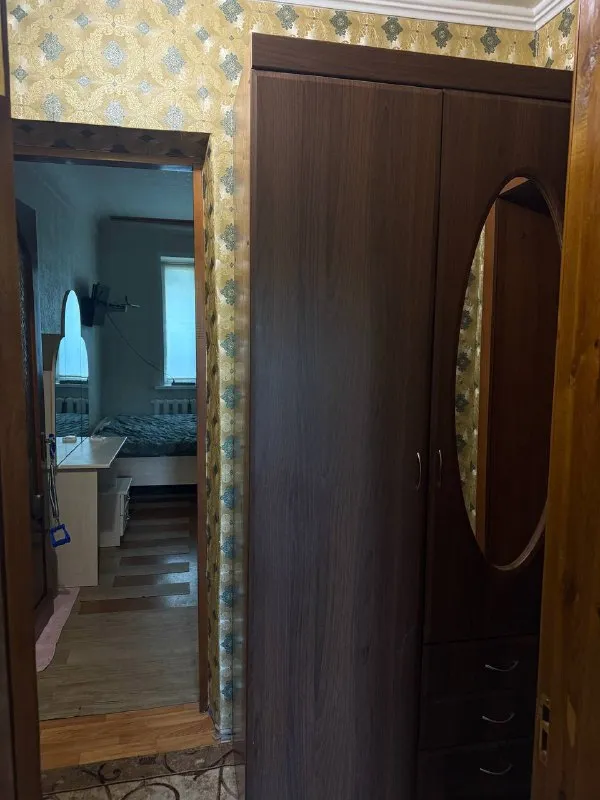 продам 3х-комнатную квартиру, второй этаж двухэтажного дома, в г. донецке, куйбышевский район, (азотный). вода по графику хорошим напором. вся мебель и техника остаётся в доме. рядом рынок, магазины и супермаркет «молоко», школа, спортивная площадка, остановка общественного транспорта. прописанных и долгов нет. документы на квартиру готовы. быстрая сделка. цена 4.100 млн. руб, быстрому покупателю небольшой торг. (продажа от собственника) +7 (949) 371-30-57 +7 (949) 533-45-17 - фотография - 3