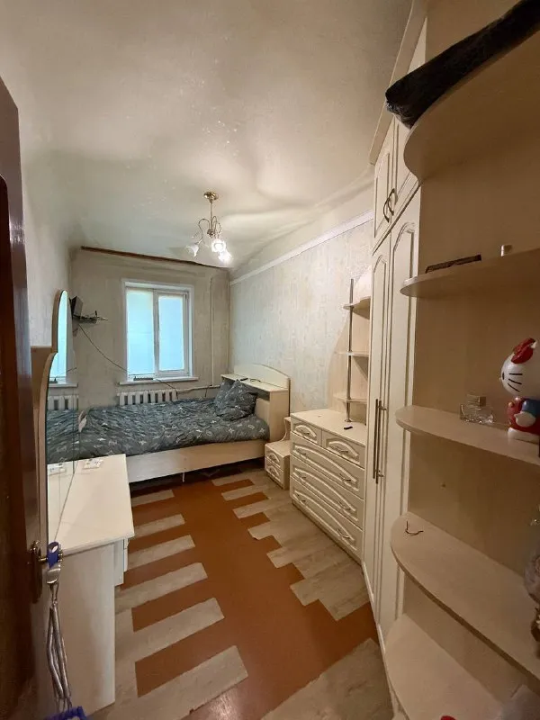 продам 3х-комнатную квартиру, второй этаж двухэтажного дома, в г. донецке, куйбышевский район, (азотный). вода по графику хорошим напором. вся мебель и техника остаётся в доме. рядом рынок, магазины и супермаркет «молоко», школа, спортивная площадка, остановка общественного транспорта. прописанных и долгов нет. документы на квартиру готовы. быстрая сделка. цена 4.100 млн. руб, быстрому покупателю небольшой торг. (продажа от собственника) +7 (949) 371-30-57 +7 (949) 533-45-17 - фотография - 4