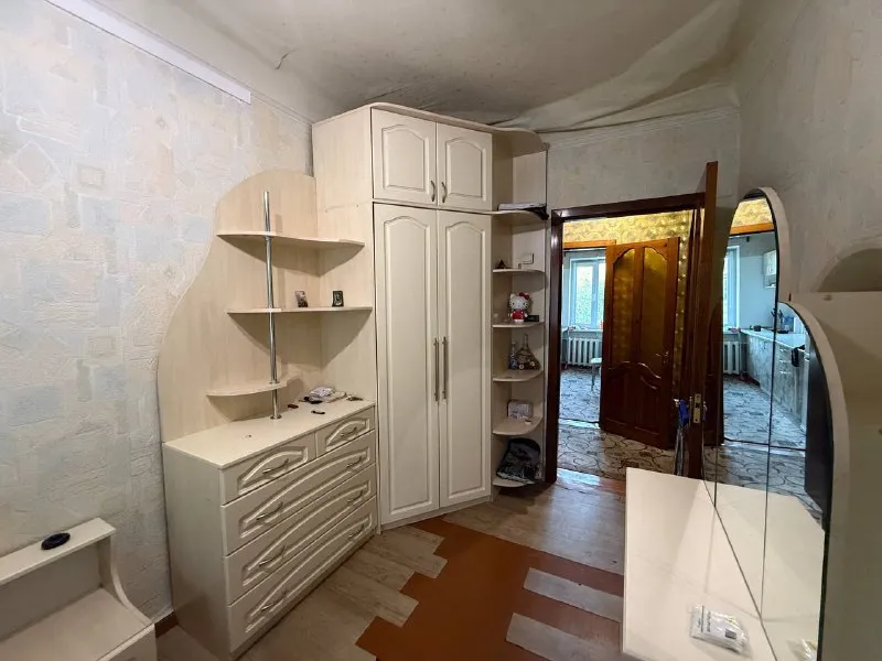 продам 3х-комнатную квартиру, второй этаж двухэтажного дома, в г. донецке, куйбышевский район, (азотный). вода по графику хорошим напором. вся мебель и техника остаётся в доме. рядом рынок, магазины и супермаркет «молоко», школа, спортивная площадка, остановка общественного транспорта. прописанных и долгов нет. документы на квартиру готовы. быстрая сделка. цена 4.100 млн. руб, быстрому покупателю небольшой торг. (продажа от собственника) +7 (949) 371-30-57 +7 (949) 533-45-17 - фотография - 5