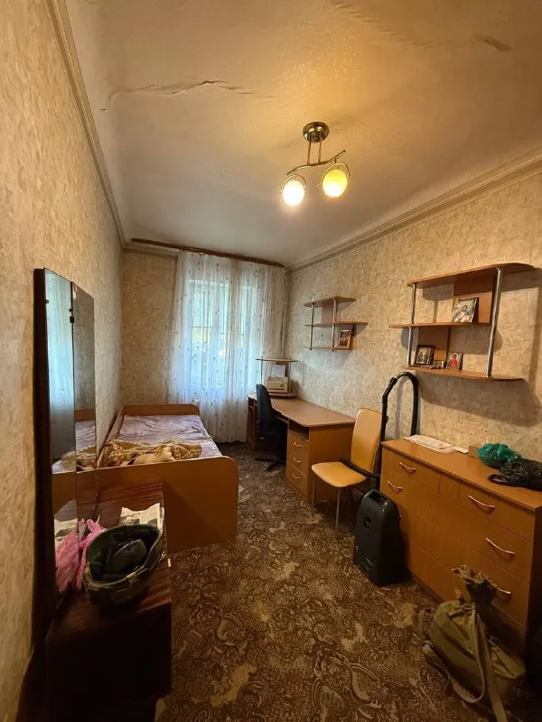 продам 3х-комнатную квартиру, второй этаж двухэтажного дома, в г. донецке, куйбышевский район, (азотный). вода по графику хорошим напором. вся мебель и техника остаётся в доме. рядом рынок, магазины и супермаркет «молоко», школа, спортивная площадка, остановка общественного транспорта. прописанных и долгов нет. документы на квартиру готовы. быстрая сделка. цена 4.100 млн. руб, быстрому покупателю небольшой торг. (продажа от собственника) +7 (949) 371-30-57 +7 (949) 533-45-17 - фотография - 7